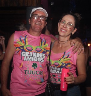 
<a style='margin-left: 5px;' class='btn btn-xs btn-social btn-facebook' href='https://www.facebook.com/sharer/sharer.php?u=https://www.galeramix.com.br/imagem/a153/800-800-90/conteudo/site_galerias/153/carnaval-grandes-amigos-115.jpg' rel='popup' data-width='500' data-height='400'><i class='fa fa-facebook'></i>Compartilhar <span class='hidden-xs'>no Facebook</span>
</a> 
<a class='btn btn-default btn-xs' target='_blank' href='imagem/a153/800-800-90/conteudo/site_galerias/153/carnaval-grandes-amigos-115.jpg'>
<span class='glyphicon glyphicon-cloud-download'></span> Salvar
</a>
