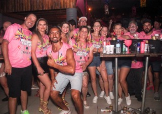 
<a style='margin-left: 5px;' class='btn btn-xs btn-social btn-facebook' href='https://www.facebook.com/sharer/sharer.php?u=https://www.galeramix.com.br/imagem/a153/800-800-90/conteudo/site_galerias/153/carnaval-grandes-amigos-116.jpg' rel='popup' data-width='500' data-height='400'><i class='fa fa-facebook'></i>Compartilhar <span class='hidden-xs'>no Facebook</span>
</a> 
<a class='btn btn-default btn-xs' target='_blank' href='imagem/a153/800-800-90/conteudo/site_galerias/153/carnaval-grandes-amigos-116.jpg'>
<span class='glyphicon glyphicon-cloud-download'></span> Salvar
</a>
