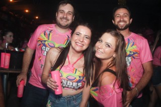 
<a style='margin-left: 5px;' class='btn btn-xs btn-social btn-facebook' href='https://www.facebook.com/sharer/sharer.php?u=https://www.galeramix.com.br/imagem/a153/800-800-90/conteudo/site_galerias/153/carnaval-grandes-amigos-117.jpg' rel='popup' data-width='500' data-height='400'><i class='fa fa-facebook'></i>Compartilhar <span class='hidden-xs'>no Facebook</span>
</a> 
<a class='btn btn-default btn-xs' target='_blank' href='imagem/a153/800-800-90/conteudo/site_galerias/153/carnaval-grandes-amigos-117.jpg'>
<span class='glyphicon glyphicon-cloud-download'></span> Salvar
</a>
