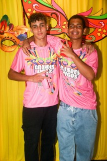 
<a style='margin-left: 5px;' class='btn btn-xs btn-social btn-facebook' href='https://www.facebook.com/sharer/sharer.php?u=https://www.galeramix.com.br/imagem/a153/800-800-90/conteudo/site_galerias/153/carnaval-grandes-amigos-12.jpg' rel='popup' data-width='500' data-height='400'><i class='fa fa-facebook'></i>Compartilhar <span class='hidden-xs'>no Facebook</span>
</a> 
<a class='btn btn-default btn-xs' target='_blank' href='imagem/a153/800-800-90/conteudo/site_galerias/153/carnaval-grandes-amigos-12.jpg'>
<span class='glyphicon glyphicon-cloud-download'></span> Salvar
</a>
