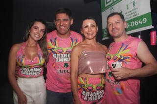 
<a style='margin-left: 5px;' class='btn btn-xs btn-social btn-facebook' href='https://www.facebook.com/sharer/sharer.php?u=https://www.galeramix.com.br/imagem/a153/800-800-90/conteudo/site_galerias/153/carnaval-grandes-amigos-121.jpg' rel='popup' data-width='500' data-height='400'><i class='fa fa-facebook'></i>Compartilhar <span class='hidden-xs'>no Facebook</span>
</a> 
<a class='btn btn-default btn-xs' target='_blank' href='imagem/a153/800-800-90/conteudo/site_galerias/153/carnaval-grandes-amigos-121.jpg'>
<span class='glyphicon glyphicon-cloud-download'></span> Salvar
</a>
