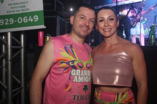 
<a style='margin-left: 5px;' class='btn btn-xs btn-social btn-facebook' href='https://www.facebook.com/sharer/sharer.php?u=https://www.galeramix.com.br/imagem/a153/800-800-90/conteudo/site_galerias/153/carnaval-grandes-amigos-123.jpg' rel='popup' data-width='500' data-height='400'><i class='fa fa-facebook'></i>Compartilhar <span class='hidden-xs'>no Facebook</span>
</a> 
<a class='btn btn-default btn-xs' target='_blank' href='imagem/a153/800-800-90/conteudo/site_galerias/153/carnaval-grandes-amigos-123.jpg'>
<span class='glyphicon glyphicon-cloud-download'></span> Salvar
</a>
