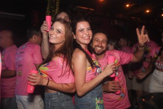 
<a style='margin-left: 5px;' class='btn btn-xs btn-social btn-facebook' href='https://www.facebook.com/sharer/sharer.php?u=https://www.galeramix.com.br/imagem/a153/800-800-90/conteudo/site_galerias/153/carnaval-grandes-amigos-124.jpg' rel='popup' data-width='500' data-height='400'><i class='fa fa-facebook'></i>Compartilhar <span class='hidden-xs'>no Facebook</span>
</a> 
<a class='btn btn-default btn-xs' target='_blank' href='imagem/a153/800-800-90/conteudo/site_galerias/153/carnaval-grandes-amigos-124.jpg'>
<span class='glyphicon glyphicon-cloud-download'></span> Salvar
</a>
