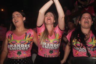 
<a style='margin-left: 5px;' class='btn btn-xs btn-social btn-facebook' href='https://www.facebook.com/sharer/sharer.php?u=https://www.galeramix.com.br/imagem/a153/800-800-90/conteudo/site_galerias/153/carnaval-grandes-amigos-128.jpg' rel='popup' data-width='500' data-height='400'><i class='fa fa-facebook'></i>Compartilhar <span class='hidden-xs'>no Facebook</span>
</a> 
<a class='btn btn-default btn-xs' target='_blank' href='imagem/a153/800-800-90/conteudo/site_galerias/153/carnaval-grandes-amigos-128.jpg'>
<span class='glyphicon glyphicon-cloud-download'></span> Salvar
</a>
