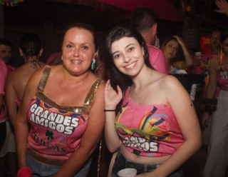 
<a style='margin-left: 5px;' class='btn btn-xs btn-social btn-facebook' href='https://www.facebook.com/sharer/sharer.php?u=https://www.galeramix.com.br/imagem/a153/800-800-90/conteudo/site_galerias/153/carnaval-grandes-amigos-129.jpg' rel='popup' data-width='500' data-height='400'><i class='fa fa-facebook'></i>Compartilhar <span class='hidden-xs'>no Facebook</span>
</a> 
<a class='btn btn-default btn-xs' target='_blank' href='imagem/a153/800-800-90/conteudo/site_galerias/153/carnaval-grandes-amigos-129.jpg'>
<span class='glyphicon glyphicon-cloud-download'></span> Salvar
</a>
