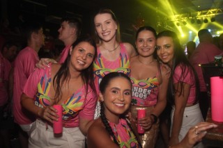 
<a style='margin-left: 5px;' class='btn btn-xs btn-social btn-facebook' href='https://www.facebook.com/sharer/sharer.php?u=https://www.galeramix.com.br/imagem/a153/800-800-90/conteudo/site_galerias/153/carnaval-grandes-amigos-130.jpg' rel='popup' data-width='500' data-height='400'><i class='fa fa-facebook'></i>Compartilhar <span class='hidden-xs'>no Facebook</span>
</a> 
<a class='btn btn-default btn-xs' target='_blank' href='imagem/a153/800-800-90/conteudo/site_galerias/153/carnaval-grandes-amigos-130.jpg'>
<span class='glyphicon glyphicon-cloud-download'></span> Salvar
</a>
