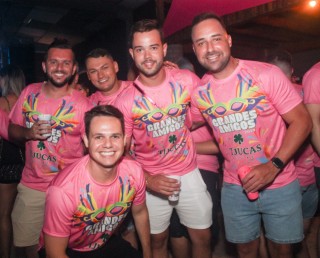 
<a style='margin-left: 5px;' class='btn btn-xs btn-social btn-facebook' href='https://www.facebook.com/sharer/sharer.php?u=https://www.galeramix.com.br/imagem/a153/800-800-90/conteudo/site_galerias/153/carnaval-grandes-amigos-131.jpg' rel='popup' data-width='500' data-height='400'><i class='fa fa-facebook'></i>Compartilhar <span class='hidden-xs'>no Facebook</span>
</a> 
<a class='btn btn-default btn-xs' target='_blank' href='imagem/a153/800-800-90/conteudo/site_galerias/153/carnaval-grandes-amigos-131.jpg'>
<span class='glyphicon glyphicon-cloud-download'></span> Salvar
</a>
