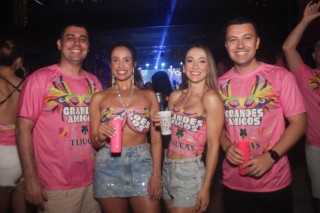 
<a style='margin-left: 5px;' class='btn btn-xs btn-social btn-facebook' href='https://www.facebook.com/sharer/sharer.php?u=https://www.galeramix.com.br/imagem/a153/800-800-90/conteudo/site_galerias/153/carnaval-grandes-amigos-133.jpg' rel='popup' data-width='500' data-height='400'><i class='fa fa-facebook'></i>Compartilhar <span class='hidden-xs'>no Facebook</span>
</a> 
<a class='btn btn-default btn-xs' target='_blank' href='imagem/a153/800-800-90/conteudo/site_galerias/153/carnaval-grandes-amigos-133.jpg'>
<span class='glyphicon glyphicon-cloud-download'></span> Salvar
</a>
