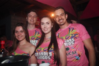 
<a style='margin-left: 5px;' class='btn btn-xs btn-social btn-facebook' href='https://www.facebook.com/sharer/sharer.php?u=https://www.galeramix.com.br/imagem/a153/800-800-90/conteudo/site_galerias/153/carnaval-grandes-amigos-137.jpg' rel='popup' data-width='500' data-height='400'><i class='fa fa-facebook'></i>Compartilhar <span class='hidden-xs'>no Facebook</span>
</a> 
<a class='btn btn-default btn-xs' target='_blank' href='imagem/a153/800-800-90/conteudo/site_galerias/153/carnaval-grandes-amigos-137.jpg'>
<span class='glyphicon glyphicon-cloud-download'></span> Salvar
</a>
