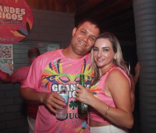 
<a style='margin-left: 5px;' class='btn btn-xs btn-social btn-facebook' href='https://www.facebook.com/sharer/sharer.php?u=https://www.galeramix.com.br/imagem/a153/800-800-90/conteudo/site_galerias/153/carnaval-grandes-amigos-138.jpg' rel='popup' data-width='500' data-height='400'><i class='fa fa-facebook'></i>Compartilhar <span class='hidden-xs'>no Facebook</span>
</a> 
<a class='btn btn-default btn-xs' target='_blank' href='imagem/a153/800-800-90/conteudo/site_galerias/153/carnaval-grandes-amigos-138.jpg'>
<span class='glyphicon glyphicon-cloud-download'></span> Salvar
</a>
