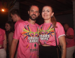 
<a style='margin-left: 5px;' class='btn btn-xs btn-social btn-facebook' href='https://www.facebook.com/sharer/sharer.php?u=https://www.galeramix.com.br/imagem/a153/800-800-90/conteudo/site_galerias/153/carnaval-grandes-amigos-139.jpg' rel='popup' data-width='500' data-height='400'><i class='fa fa-facebook'></i>Compartilhar <span class='hidden-xs'>no Facebook</span>
</a> 
<a class='btn btn-default btn-xs' target='_blank' href='imagem/a153/800-800-90/conteudo/site_galerias/153/carnaval-grandes-amigos-139.jpg'>
<span class='glyphicon glyphicon-cloud-download'></span> Salvar
</a>
