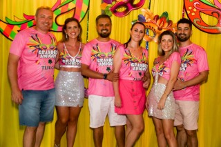 
<a style='margin-left: 5px;' class='btn btn-xs btn-social btn-facebook' href='https://www.facebook.com/sharer/sharer.php?u=https://www.galeramix.com.br/imagem/a153/800-800-90/conteudo/site_galerias/153/carnaval-grandes-amigos-14.jpg' rel='popup' data-width='500' data-height='400'><i class='fa fa-facebook'></i>Compartilhar <span class='hidden-xs'>no Facebook</span>
</a> 
<a class='btn btn-default btn-xs' target='_blank' href='imagem/a153/800-800-90/conteudo/site_galerias/153/carnaval-grandes-amigos-14.jpg'>
<span class='glyphicon glyphicon-cloud-download'></span> Salvar
</a>
