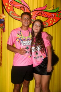 
<a style='margin-left: 5px;' class='btn btn-xs btn-social btn-facebook' href='https://www.facebook.com/sharer/sharer.php?u=https://www.galeramix.com.br/imagem/a153/800-800-90/conteudo/site_galerias/153/carnaval-grandes-amigos-151.jpg' rel='popup' data-width='500' data-height='400'><i class='fa fa-facebook'></i>Compartilhar <span class='hidden-xs'>no Facebook</span>
</a> 
<a class='btn btn-default btn-xs' target='_blank' href='imagem/a153/800-800-90/conteudo/site_galerias/153/carnaval-grandes-amigos-151.jpg'>
<span class='glyphicon glyphicon-cloud-download'></span> Salvar
</a>
