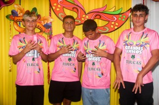 
<a style='margin-left: 5px;' class='btn btn-xs btn-social btn-facebook' href='https://www.facebook.com/sharer/sharer.php?u=https://www.galeramix.com.br/imagem/a153/800-800-90/conteudo/site_galerias/153/carnaval-grandes-amigos-153.jpg' rel='popup' data-width='500' data-height='400'><i class='fa fa-facebook'></i>Compartilhar <span class='hidden-xs'>no Facebook</span>
</a> 
<a class='btn btn-default btn-xs' target='_blank' href='imagem/a153/800-800-90/conteudo/site_galerias/153/carnaval-grandes-amigos-153.jpg'>
<span class='glyphicon glyphicon-cloud-download'></span> Salvar
</a>
