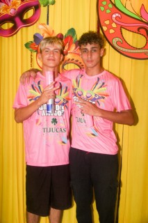 
<a style='margin-left: 5px;' class='btn btn-xs btn-social btn-facebook' href='https://www.facebook.com/sharer/sharer.php?u=https://www.galeramix.com.br/imagem/a153/800-800-90/conteudo/site_galerias/153/carnaval-grandes-amigos-154.jpg' rel='popup' data-width='500' data-height='400'><i class='fa fa-facebook'></i>Compartilhar <span class='hidden-xs'>no Facebook</span>
</a> 
<a class='btn btn-default btn-xs' target='_blank' href='imagem/a153/800-800-90/conteudo/site_galerias/153/carnaval-grandes-amigos-154.jpg'>
<span class='glyphicon glyphicon-cloud-download'></span> Salvar
</a>
