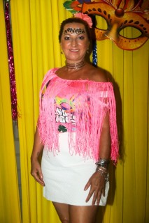 
<a style='margin-left: 5px;' class='btn btn-xs btn-social btn-facebook' href='https://www.facebook.com/sharer/sharer.php?u=https://www.galeramix.com.br/imagem/a153/800-800-90/conteudo/site_galerias/153/carnaval-grandes-amigos-158.jpg' rel='popup' data-width='500' data-height='400'><i class='fa fa-facebook'></i>Compartilhar <span class='hidden-xs'>no Facebook</span>
</a> 
<a class='btn btn-default btn-xs' target='_blank' href='imagem/a153/800-800-90/conteudo/site_galerias/153/carnaval-grandes-amigos-158.jpg'>
<span class='glyphicon glyphicon-cloud-download'></span> Salvar
</a>
