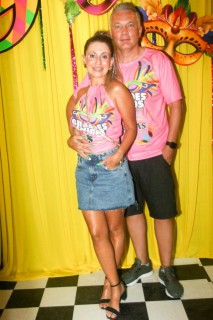 
<a style='margin-left: 5px;' class='btn btn-xs btn-social btn-facebook' href='https://www.facebook.com/sharer/sharer.php?u=https://www.galeramix.com.br/imagem/a153/800-800-90/conteudo/site_galerias/153/carnaval-grandes-amigos-16.jpg' rel='popup' data-width='500' data-height='400'><i class='fa fa-facebook'></i>Compartilhar <span class='hidden-xs'>no Facebook</span>
</a> 
<a class='btn btn-default btn-xs' target='_blank' href='imagem/a153/800-800-90/conteudo/site_galerias/153/carnaval-grandes-amigos-16.jpg'>
<span class='glyphicon glyphicon-cloud-download'></span> Salvar
</a>
