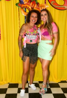 
<a style='margin-left: 5px;' class='btn btn-xs btn-social btn-facebook' href='https://www.facebook.com/sharer/sharer.php?u=https://www.galeramix.com.br/imagem/a153/800-800-90/conteudo/site_galerias/153/carnaval-grandes-amigos-17.jpg' rel='popup' data-width='500' data-height='400'><i class='fa fa-facebook'></i>Compartilhar <span class='hidden-xs'>no Facebook</span>
</a> 
<a class='btn btn-default btn-xs' target='_blank' href='imagem/a153/800-800-90/conteudo/site_galerias/153/carnaval-grandes-amigos-17.jpg'>
<span class='glyphicon glyphicon-cloud-download'></span> Salvar
</a>
