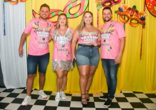 
<a style='margin-left: 5px;' class='btn btn-xs btn-social btn-facebook' href='https://www.facebook.com/sharer/sharer.php?u=https://www.galeramix.com.br/imagem/a153/800-800-90/conteudo/site_galerias/153/carnaval-grandes-amigos-19.jpg' rel='popup' data-width='500' data-height='400'><i class='fa fa-facebook'></i>Compartilhar <span class='hidden-xs'>no Facebook</span>
</a> 
<a class='btn btn-default btn-xs' target='_blank' href='imagem/a153/800-800-90/conteudo/site_galerias/153/carnaval-grandes-amigos-19.jpg'>
<span class='glyphicon glyphicon-cloud-download'></span> Salvar
</a>
