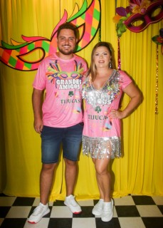 
<a style='margin-left: 5px;' class='btn btn-xs btn-social btn-facebook' href='https://www.facebook.com/sharer/sharer.php?u=https://www.galeramix.com.br/imagem/a153/800-800-90/conteudo/site_galerias/153/carnaval-grandes-amigos-20.jpg' rel='popup' data-width='500' data-height='400'><i class='fa fa-facebook'></i>Compartilhar <span class='hidden-xs'>no Facebook</span>
</a> 
<a class='btn btn-default btn-xs' target='_blank' href='imagem/a153/800-800-90/conteudo/site_galerias/153/carnaval-grandes-amigos-20.jpg'>
<span class='glyphicon glyphicon-cloud-download'></span> Salvar
</a>
