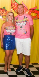 
<a style='margin-left: 5px;' class='btn btn-xs btn-social btn-facebook' href='https://www.facebook.com/sharer/sharer.php?u=https://www.galeramix.com.br/imagem/a153/800-800-90/conteudo/site_galerias/153/carnaval-grandes-amigos-23.jpg' rel='popup' data-width='500' data-height='400'><i class='fa fa-facebook'></i>Compartilhar <span class='hidden-xs'>no Facebook</span>
</a> 
<a class='btn btn-default btn-xs' target='_blank' href='imagem/a153/800-800-90/conteudo/site_galerias/153/carnaval-grandes-amigos-23.jpg'>
<span class='glyphicon glyphicon-cloud-download'></span> Salvar
</a>
