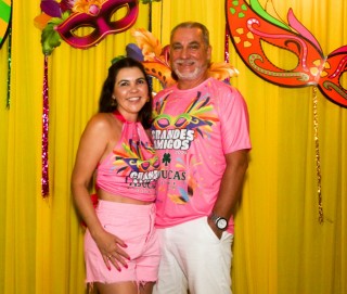 
<a style='margin-left: 5px;' class='btn btn-xs btn-social btn-facebook' href='https://www.facebook.com/sharer/sharer.php?u=https://www.galeramix.com.br/imagem/a153/800-800-90/conteudo/site_galerias/153/carnaval-grandes-amigos-26.jpg' rel='popup' data-width='500' data-height='400'><i class='fa fa-facebook'></i>Compartilhar <span class='hidden-xs'>no Facebook</span>
</a> 
<a class='btn btn-default btn-xs' target='_blank' href='imagem/a153/800-800-90/conteudo/site_galerias/153/carnaval-grandes-amigos-26.jpg'>
<span class='glyphicon glyphicon-cloud-download'></span> Salvar
</a>
