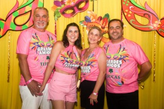 
<a style='margin-left: 5px;' class='btn btn-xs btn-social btn-facebook' href='https://www.facebook.com/sharer/sharer.php?u=https://www.galeramix.com.br/imagem/a153/800-800-90/conteudo/site_galerias/153/carnaval-grandes-amigos-29.jpg' rel='popup' data-width='500' data-height='400'><i class='fa fa-facebook'></i>Compartilhar <span class='hidden-xs'>no Facebook</span>
</a> 
<a class='btn btn-default btn-xs' target='_blank' href='imagem/a153/800-800-90/conteudo/site_galerias/153/carnaval-grandes-amigos-29.jpg'>
<span class='glyphicon glyphicon-cloud-download'></span> Salvar
</a>
