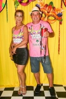 
<a style='margin-left: 5px;' class='btn btn-xs btn-social btn-facebook' href='https://www.facebook.com/sharer/sharer.php?u=https://www.galeramix.com.br/imagem/a153/800-800-90/conteudo/site_galerias/153/carnaval-grandes-amigos-30.jpg' rel='popup' data-width='500' data-height='400'><i class='fa fa-facebook'></i>Compartilhar <span class='hidden-xs'>no Facebook</span>
</a> 
<a class='btn btn-default btn-xs' target='_blank' href='imagem/a153/800-800-90/conteudo/site_galerias/153/carnaval-grandes-amigos-30.jpg'>
<span class='glyphicon glyphicon-cloud-download'></span> Salvar
</a>
