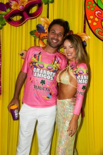 
<a style='margin-left: 5px;' class='btn btn-xs btn-social btn-facebook' href='https://www.facebook.com/sharer/sharer.php?u=https://www.galeramix.com.br/imagem/a153/800-800-90/conteudo/site_galerias/153/carnaval-grandes-amigos-32.jpg' rel='popup' data-width='500' data-height='400'><i class='fa fa-facebook'></i>Compartilhar <span class='hidden-xs'>no Facebook</span>
</a> 
<a class='btn btn-default btn-xs' target='_blank' href='imagem/a153/800-800-90/conteudo/site_galerias/153/carnaval-grandes-amigos-32.jpg'>
<span class='glyphicon glyphicon-cloud-download'></span> Salvar
</a>
