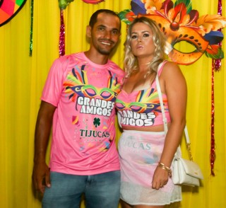 
<a style='margin-left: 5px;' class='btn btn-xs btn-social btn-facebook' href='https://www.facebook.com/sharer/sharer.php?u=https://www.galeramix.com.br/imagem/a153/800-800-90/conteudo/site_galerias/153/carnaval-grandes-amigos-34.jpg' rel='popup' data-width='500' data-height='400'><i class='fa fa-facebook'></i>Compartilhar <span class='hidden-xs'>no Facebook</span>
</a> 
<a class='btn btn-default btn-xs' target='_blank' href='imagem/a153/800-800-90/conteudo/site_galerias/153/carnaval-grandes-amigos-34.jpg'>
<span class='glyphicon glyphicon-cloud-download'></span> Salvar
</a>
