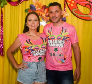 
<a style='margin-left: 5px;' class='btn btn-xs btn-social btn-facebook' href='https://www.facebook.com/sharer/sharer.php?u=https://www.galeramix.com.br/imagem/a153/800-800-90/conteudo/site_galerias/153/carnaval-grandes-amigos-35.jpg' rel='popup' data-width='500' data-height='400'><i class='fa fa-facebook'></i>Compartilhar <span class='hidden-xs'>no Facebook</span>
</a> 
<a class='btn btn-default btn-xs' target='_blank' href='imagem/a153/800-800-90/conteudo/site_galerias/153/carnaval-grandes-amigos-35.jpg'>
<span class='glyphicon glyphicon-cloud-download'></span> Salvar
</a>
