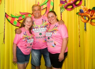 
<a style='margin-left: 5px;' class='btn btn-xs btn-social btn-facebook' href='https://www.facebook.com/sharer/sharer.php?u=https://www.galeramix.com.br/imagem/a153/800-800-90/conteudo/site_galerias/153/carnaval-grandes-amigos-49.jpg' rel='popup' data-width='500' data-height='400'><i class='fa fa-facebook'></i>Compartilhar <span class='hidden-xs'>no Facebook</span>
</a> 
<a class='btn btn-default btn-xs' target='_blank' href='imagem/a153/800-800-90/conteudo/site_galerias/153/carnaval-grandes-amigos-49.jpg'>
<span class='glyphicon glyphicon-cloud-download'></span> Salvar
</a>
