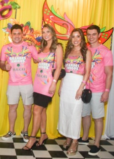 
<a style='margin-left: 5px;' class='btn btn-xs btn-social btn-facebook' href='https://www.facebook.com/sharer/sharer.php?u=https://www.galeramix.com.br/imagem/a153/800-800-90/conteudo/site_galerias/153/carnaval-grandes-amigos-51.jpg' rel='popup' data-width='500' data-height='400'><i class='fa fa-facebook'></i>Compartilhar <span class='hidden-xs'>no Facebook</span>
</a> 
<a class='btn btn-default btn-xs' target='_blank' href='imagem/a153/800-800-90/conteudo/site_galerias/153/carnaval-grandes-amigos-51.jpg'>
<span class='glyphicon glyphicon-cloud-download'></span> Salvar
</a>
