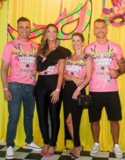 
<a style='margin-left: 5px;' class='btn btn-xs btn-social btn-facebook' href='https://www.facebook.com/sharer/sharer.php?u=https://www.galeramix.com.br/imagem/a153/800-800-90/conteudo/site_galerias/153/carnaval-grandes-amigos-52.jpg' rel='popup' data-width='500' data-height='400'><i class='fa fa-facebook'></i>Compartilhar <span class='hidden-xs'>no Facebook</span>
</a> 
<a class='btn btn-default btn-xs' target='_blank' href='imagem/a153/800-800-90/conteudo/site_galerias/153/carnaval-grandes-amigos-52.jpg'>
<span class='glyphicon glyphicon-cloud-download'></span> Salvar
</a>
