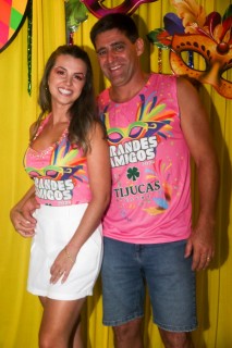 
<a style='margin-left: 5px;' class='btn btn-xs btn-social btn-facebook' href='https://www.facebook.com/sharer/sharer.php?u=https://www.galeramix.com.br/imagem/a153/800-800-90/conteudo/site_galerias/153/carnaval-grandes-amigos-57.jpg' rel='popup' data-width='500' data-height='400'><i class='fa fa-facebook'></i>Compartilhar <span class='hidden-xs'>no Facebook</span>
</a> 
<a class='btn btn-default btn-xs' target='_blank' href='imagem/a153/800-800-90/conteudo/site_galerias/153/carnaval-grandes-amigos-57.jpg'>
<span class='glyphicon glyphicon-cloud-download'></span> Salvar
</a>
