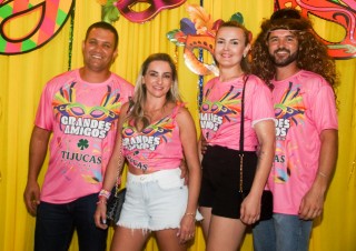 
<a style='margin-left: 5px;' class='btn btn-xs btn-social btn-facebook' href='https://www.facebook.com/sharer/sharer.php?u=https://www.galeramix.com.br/imagem/a153/800-800-90/conteudo/site_galerias/153/carnaval-grandes-amigos-58.jpg' rel='popup' data-width='500' data-height='400'><i class='fa fa-facebook'></i>Compartilhar <span class='hidden-xs'>no Facebook</span>
</a> 
<a class='btn btn-default btn-xs' target='_blank' href='imagem/a153/800-800-90/conteudo/site_galerias/153/carnaval-grandes-amigos-58.jpg'>
<span class='glyphicon glyphicon-cloud-download'></span> Salvar
</a>
