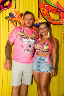 
<a style='margin-left: 5px;' class='btn btn-xs btn-social btn-facebook' href='https://www.facebook.com/sharer/sharer.php?u=https://www.galeramix.com.br/imagem/a153/800-800-90/conteudo/site_galerias/153/carnaval-grandes-amigos-59.jpg' rel='popup' data-width='500' data-height='400'><i class='fa fa-facebook'></i>Compartilhar <span class='hidden-xs'>no Facebook</span>
</a> 
<a class='btn btn-default btn-xs' target='_blank' href='imagem/a153/800-800-90/conteudo/site_galerias/153/carnaval-grandes-amigos-59.jpg'>
<span class='glyphicon glyphicon-cloud-download'></span> Salvar
</a>
