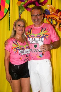 
<a style='margin-left: 5px;' class='btn btn-xs btn-social btn-facebook' href='https://www.facebook.com/sharer/sharer.php?u=https://www.galeramix.com.br/imagem/a153/800-800-90/conteudo/site_galerias/153/carnaval-grandes-amigos-61.jpg' rel='popup' data-width='500' data-height='400'><i class='fa fa-facebook'></i>Compartilhar <span class='hidden-xs'>no Facebook</span>
</a> 
<a class='btn btn-default btn-xs' target='_blank' href='imagem/a153/800-800-90/conteudo/site_galerias/153/carnaval-grandes-amigos-61.jpg'>
<span class='glyphicon glyphicon-cloud-download'></span> Salvar
</a>
