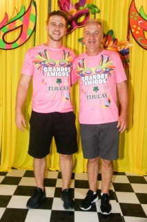 
<a style='margin-left: 5px;' class='btn btn-xs btn-social btn-facebook' href='https://www.facebook.com/sharer/sharer.php?u=https://www.galeramix.com.br/imagem/a153/800-800-90/conteudo/site_galerias/153/carnaval-grandes-amigos-62.jpg' rel='popup' data-width='500' data-height='400'><i class='fa fa-facebook'></i>Compartilhar <span class='hidden-xs'>no Facebook</span>
</a> 
<a class='btn btn-default btn-xs' target='_blank' href='imagem/a153/800-800-90/conteudo/site_galerias/153/carnaval-grandes-amigos-62.jpg'>
<span class='glyphicon glyphicon-cloud-download'></span> Salvar
</a>
