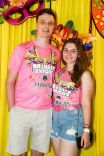 
<a style='margin-left: 5px;' class='btn btn-xs btn-social btn-facebook' href='https://www.facebook.com/sharer/sharer.php?u=https://www.galeramix.com.br/imagem/a153/800-800-90/conteudo/site_galerias/153/carnaval-grandes-amigos-65.jpg' rel='popup' data-width='500' data-height='400'><i class='fa fa-facebook'></i>Compartilhar <span class='hidden-xs'>no Facebook</span>
</a> 
<a class='btn btn-default btn-xs' target='_blank' href='imagem/a153/800-800-90/conteudo/site_galerias/153/carnaval-grandes-amigos-65.jpg'>
<span class='glyphicon glyphicon-cloud-download'></span> Salvar
</a>
