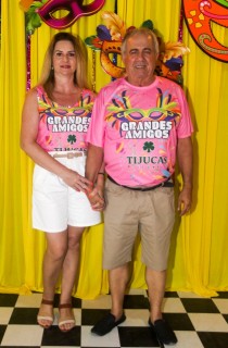 
<a style='margin-left: 5px;' class='btn btn-xs btn-social btn-facebook' href='https://www.facebook.com/sharer/sharer.php?u=https://www.galeramix.com.br/imagem/a153/800-800-90/conteudo/site_galerias/153/carnaval-grandes-amigos-67.jpg' rel='popup' data-width='500' data-height='400'><i class='fa fa-facebook'></i>Compartilhar <span class='hidden-xs'>no Facebook</span>
</a> 
<a class='btn btn-default btn-xs' target='_blank' href='imagem/a153/800-800-90/conteudo/site_galerias/153/carnaval-grandes-amigos-67.jpg'>
<span class='glyphicon glyphicon-cloud-download'></span> Salvar
</a>
