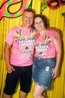 
<a style='margin-left: 5px;' class='btn btn-xs btn-social btn-facebook' href='https://www.facebook.com/sharer/sharer.php?u=https://www.galeramix.com.br/imagem/a153/800-800-90/conteudo/site_galerias/153/carnaval-grandes-amigos-70.jpg' rel='popup' data-width='500' data-height='400'><i class='fa fa-facebook'></i>Compartilhar <span class='hidden-xs'>no Facebook</span>
</a> 
<a class='btn btn-default btn-xs' target='_blank' href='imagem/a153/800-800-90/conteudo/site_galerias/153/carnaval-grandes-amigos-70.jpg'>
<span class='glyphicon glyphicon-cloud-download'></span> Salvar
</a>
