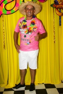 
<a style='margin-left: 5px;' class='btn btn-xs btn-social btn-facebook' href='https://www.facebook.com/sharer/sharer.php?u=https://www.galeramix.com.br/imagem/a153/800-800-90/conteudo/site_galerias/153/carnaval-grandes-amigos-71.jpg' rel='popup' data-width='500' data-height='400'><i class='fa fa-facebook'></i>Compartilhar <span class='hidden-xs'>no Facebook</span>
</a> 
<a class='btn btn-default btn-xs' target='_blank' href='imagem/a153/800-800-90/conteudo/site_galerias/153/carnaval-grandes-amigos-71.jpg'>
<span class='glyphicon glyphicon-cloud-download'></span> Salvar
</a>
