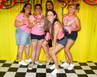 
<a style='margin-left: 5px;' class='btn btn-xs btn-social btn-facebook' href='https://www.facebook.com/sharer/sharer.php?u=https://www.galeramix.com.br/imagem/a153/800-800-90/conteudo/site_galerias/153/carnaval-grandes-amigos-72.jpg' rel='popup' data-width='500' data-height='400'><i class='fa fa-facebook'></i>Compartilhar <span class='hidden-xs'>no Facebook</span>
</a> 
<a class='btn btn-default btn-xs' target='_blank' href='imagem/a153/800-800-90/conteudo/site_galerias/153/carnaval-grandes-amigos-72.jpg'>
<span class='glyphicon glyphicon-cloud-download'></span> Salvar
</a>
