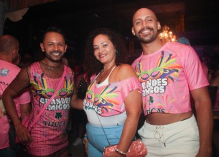 
<a style='margin-left: 5px;' class='btn btn-xs btn-social btn-facebook' href='https://www.facebook.com/sharer/sharer.php?u=https://www.galeramix.com.br/imagem/a153/800-800-90/conteudo/site_galerias/153/carnaval-grandes-amigos-73.jpg' rel='popup' data-width='500' data-height='400'><i class='fa fa-facebook'></i>Compartilhar <span class='hidden-xs'>no Facebook</span>
</a> 
<a class='btn btn-default btn-xs' target='_blank' href='imagem/a153/800-800-90/conteudo/site_galerias/153/carnaval-grandes-amigos-73.jpg'>
<span class='glyphicon glyphicon-cloud-download'></span> Salvar
</a>
