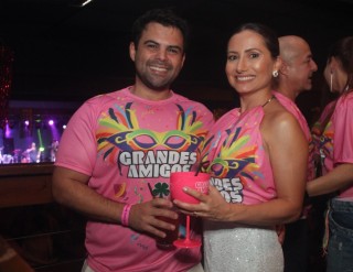 
<a style='margin-left: 5px;' class='btn btn-xs btn-social btn-facebook' href='https://www.facebook.com/sharer/sharer.php?u=https://www.galeramix.com.br/imagem/a153/800-800-90/conteudo/site_galerias/153/carnaval-grandes-amigos-75.jpg' rel='popup' data-width='500' data-height='400'><i class='fa fa-facebook'></i>Compartilhar <span class='hidden-xs'>no Facebook</span>
</a> 
<a class='btn btn-default btn-xs' target='_blank' href='imagem/a153/800-800-90/conteudo/site_galerias/153/carnaval-grandes-amigos-75.jpg'>
<span class='glyphicon glyphicon-cloud-download'></span> Salvar
</a>
