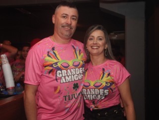 
<a style='margin-left: 5px;' class='btn btn-xs btn-social btn-facebook' href='https://www.facebook.com/sharer/sharer.php?u=https://www.galeramix.com.br/imagem/a153/800-800-90/conteudo/site_galerias/153/carnaval-grandes-amigos-79.jpg' rel='popup' data-width='500' data-height='400'><i class='fa fa-facebook'></i>Compartilhar <span class='hidden-xs'>no Facebook</span>
</a> 
<a class='btn btn-default btn-xs' target='_blank' href='imagem/a153/800-800-90/conteudo/site_galerias/153/carnaval-grandes-amigos-79.jpg'>
<span class='glyphicon glyphicon-cloud-download'></span> Salvar
</a>
