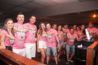 
<a style='margin-left: 5px;' class='btn btn-xs btn-social btn-facebook' href='https://www.facebook.com/sharer/sharer.php?u=https://www.galeramix.com.br/imagem/a153/800-800-90/conteudo/site_galerias/153/carnaval-grandes-amigos-80.jpg' rel='popup' data-width='500' data-height='400'><i class='fa fa-facebook'></i>Compartilhar <span class='hidden-xs'>no Facebook</span>
</a> 
<a class='btn btn-default btn-xs' target='_blank' href='imagem/a153/800-800-90/conteudo/site_galerias/153/carnaval-grandes-amigos-80.jpg'>
<span class='glyphicon glyphicon-cloud-download'></span> Salvar
</a>
