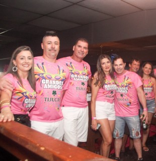 
<a style='margin-left: 5px;' class='btn btn-xs btn-social btn-facebook' href='https://www.facebook.com/sharer/sharer.php?u=https://www.galeramix.com.br/imagem/a153/800-800-90/conteudo/site_galerias/153/carnaval-grandes-amigos-81.jpg' rel='popup' data-width='500' data-height='400'><i class='fa fa-facebook'></i>Compartilhar <span class='hidden-xs'>no Facebook</span>
</a> 
<a class='btn btn-default btn-xs' target='_blank' href='imagem/a153/800-800-90/conteudo/site_galerias/153/carnaval-grandes-amigos-81.jpg'>
<span class='glyphicon glyphicon-cloud-download'></span> Salvar
</a>
