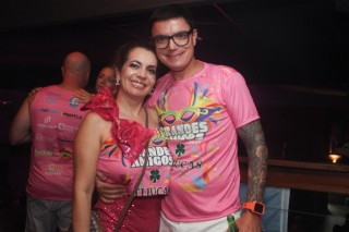 
<a style='margin-left: 5px;' class='btn btn-xs btn-social btn-facebook' href='https://www.facebook.com/sharer/sharer.php?u=https://www.galeramix.com.br/imagem/a153/800-800-90/conteudo/site_galerias/153/carnaval-grandes-amigos-86.jpg' rel='popup' data-width='500' data-height='400'><i class='fa fa-facebook'></i>Compartilhar <span class='hidden-xs'>no Facebook</span>
</a> 
<a class='btn btn-default btn-xs' target='_blank' href='imagem/a153/800-800-90/conteudo/site_galerias/153/carnaval-grandes-amigos-86.jpg'>
<span class='glyphicon glyphicon-cloud-download'></span> Salvar
</a>
